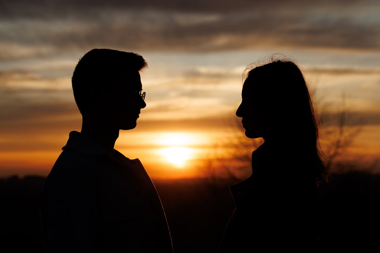 Silhouette of a couple in love at sunset, creating a romantic and intimate atmosphere.